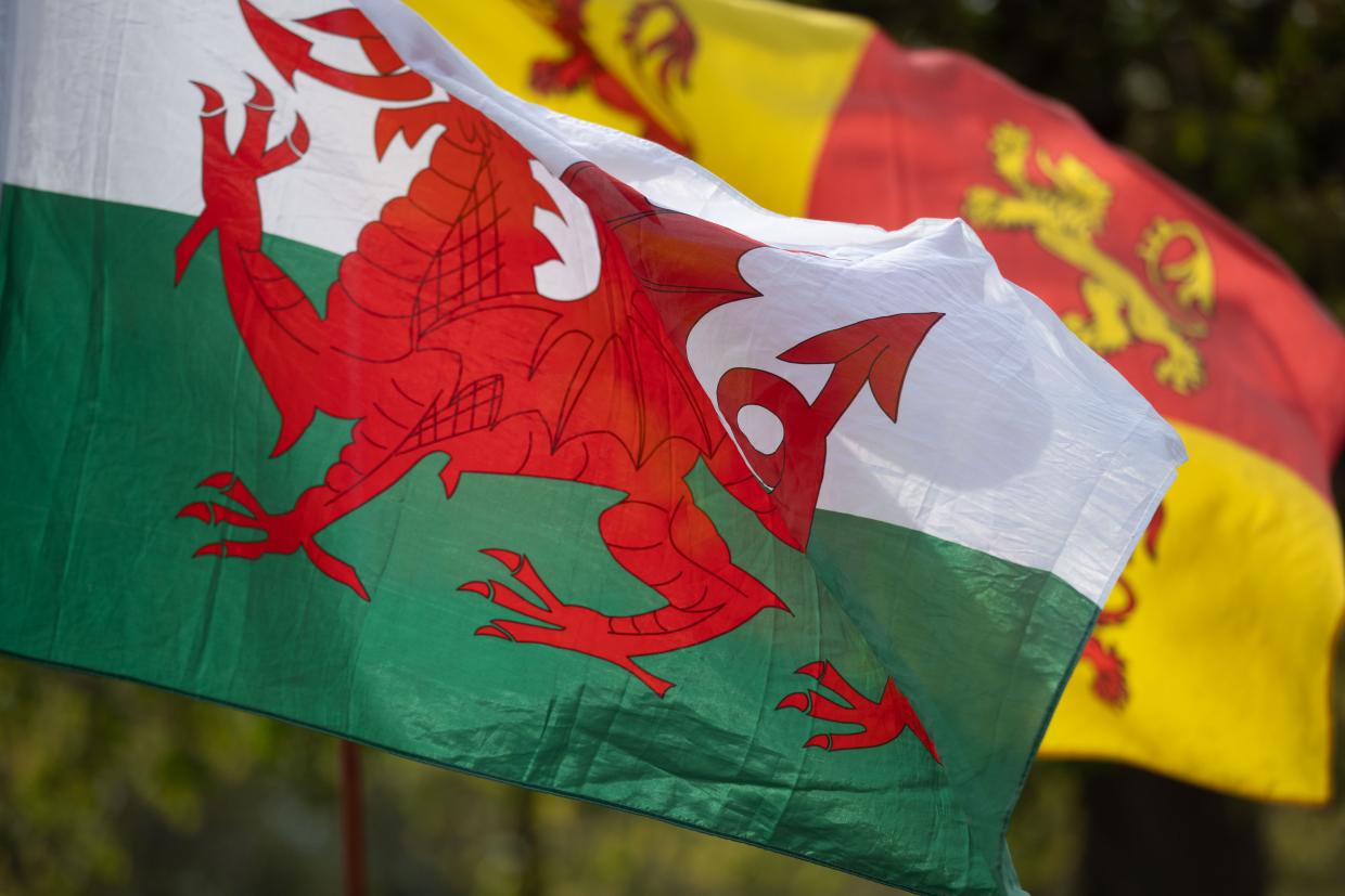 Baner Cymru'n chwifio yn ystod gorymdaith Cyhoeddi Eisteddfod 2025