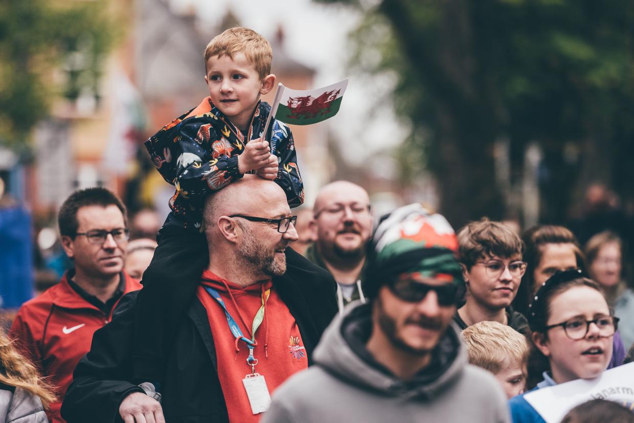 Y dorf yn gorymdeithio yn ystod Cyhoeddi Eisteddfod 2025