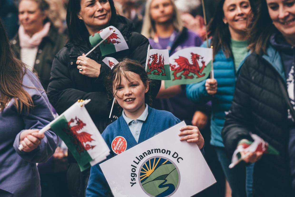 Y dorf yn gorymdeithio yn ystod Cyhoeddi Eisteddfod 2025