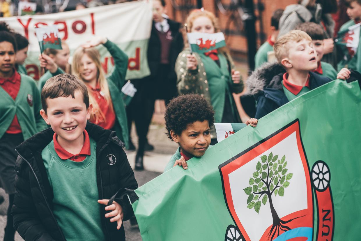 Y dorf yn gorymdeithio yn ystod Cyhoeddi Eisteddfod 2025