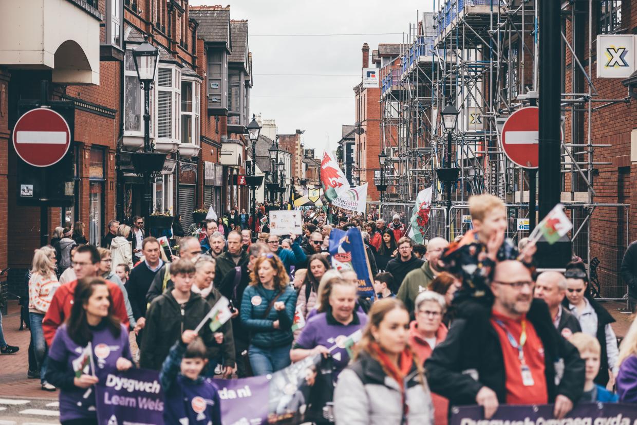 Y dorf yn gorymdeithio yn ystod Cyhoeddi Eisteddfod 2025