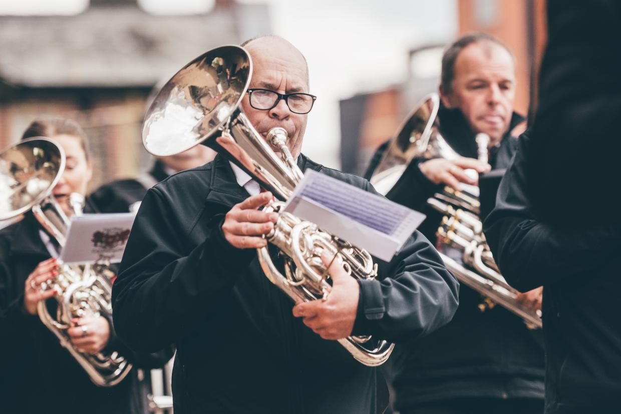 Band Llaneurgain yn gorymdeithio yng Nghyhoeddi Eisteddfod 2025