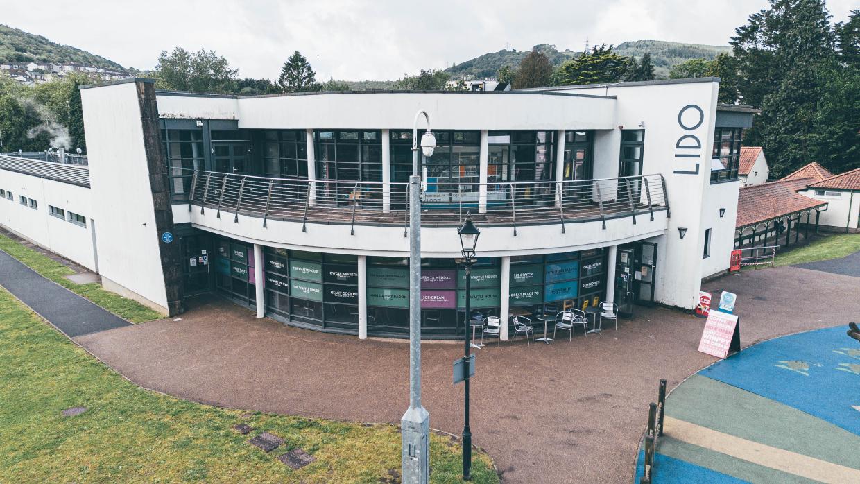 Adeilad Lido gwyn ar Barc Ynysangharad, Pontypridd