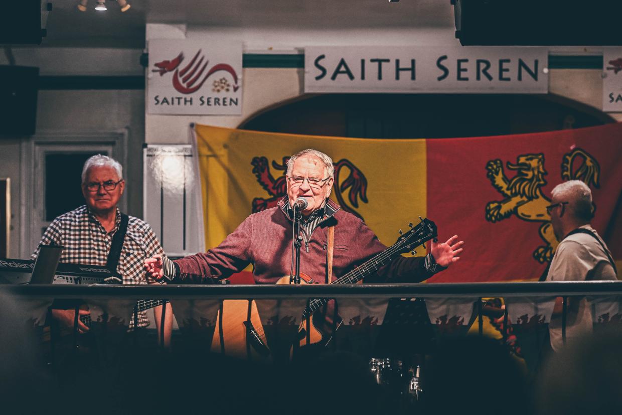 Dafydd Iwan in Saith Seren as part of Gwyl yr Hydref