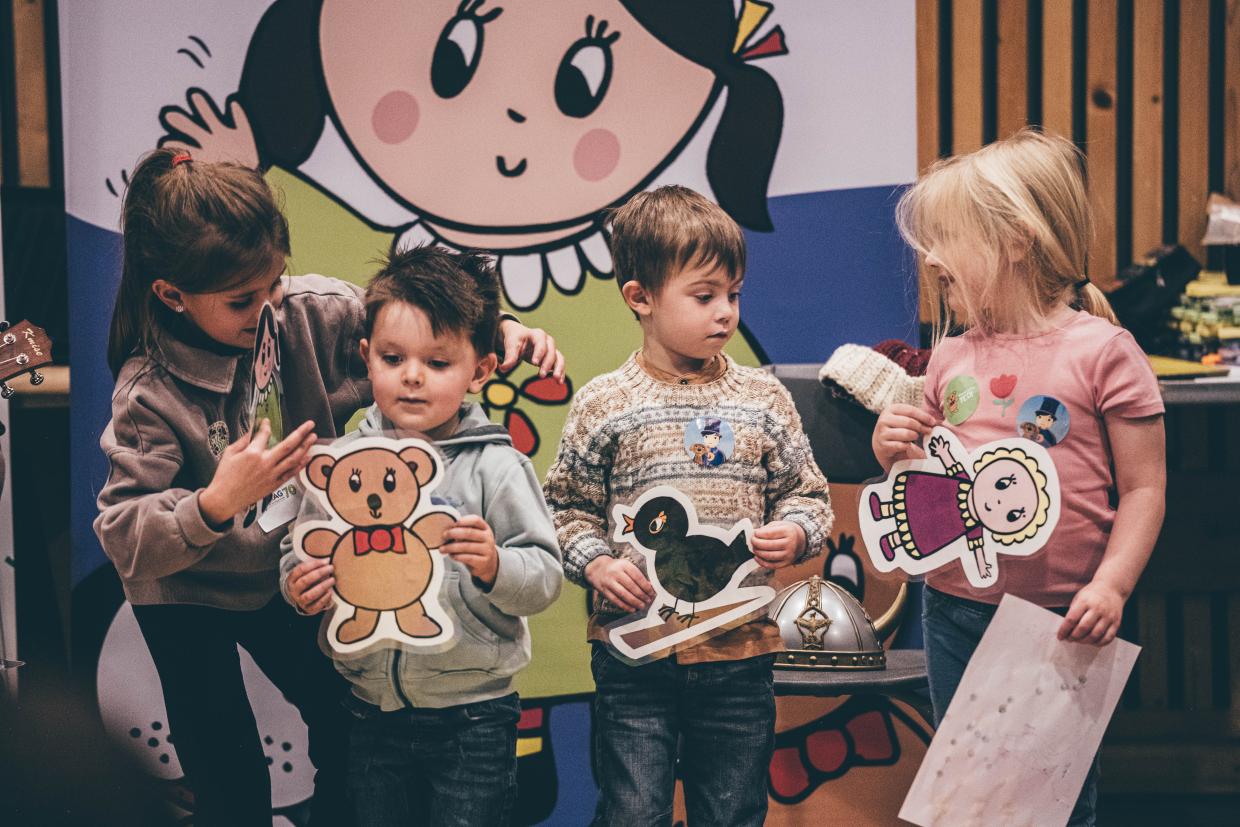 Magi Ann storytime in Gwyl yr Hydref