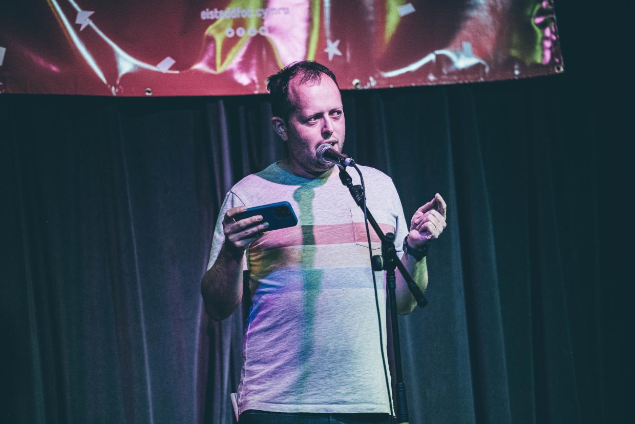 Llyr Gwyn Lewis presents Bragdy'r Beirdd in Gwyl yr Hydref