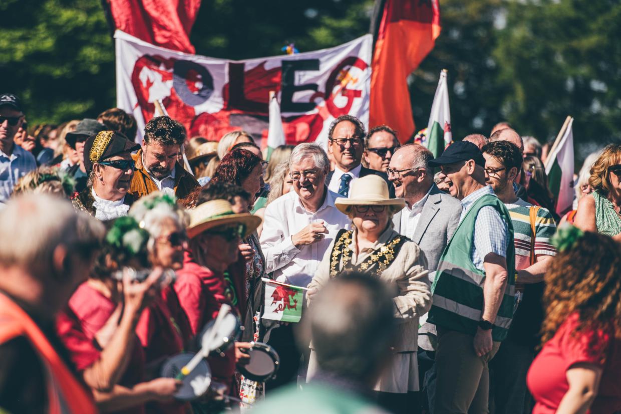 tyrfa fawr gyda baner yng Nghyhoeddi Eisteddfod 2026
