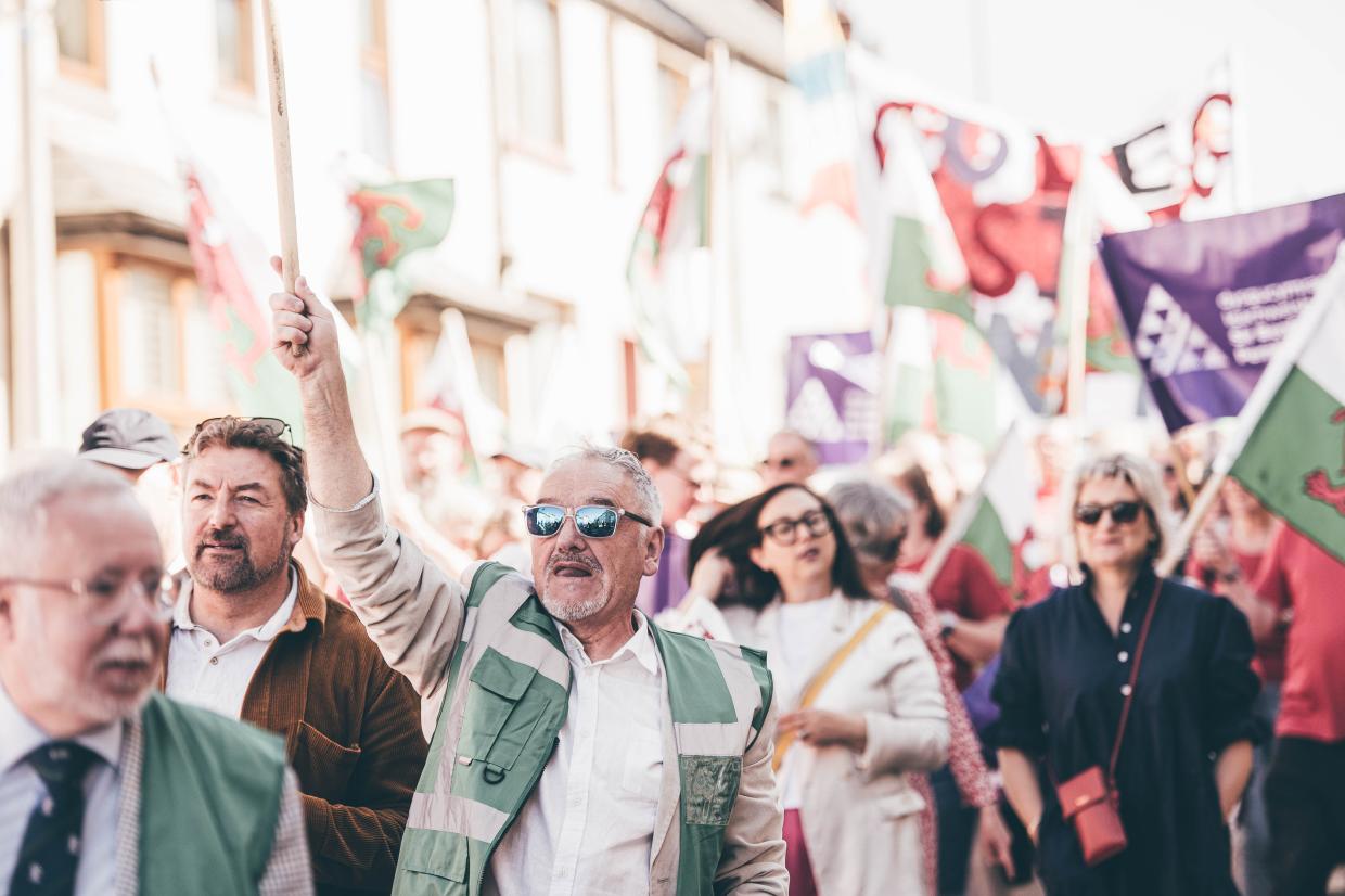 tyrfa fawr gyda baner yng Nghyhoeddi Eisteddfod 2026