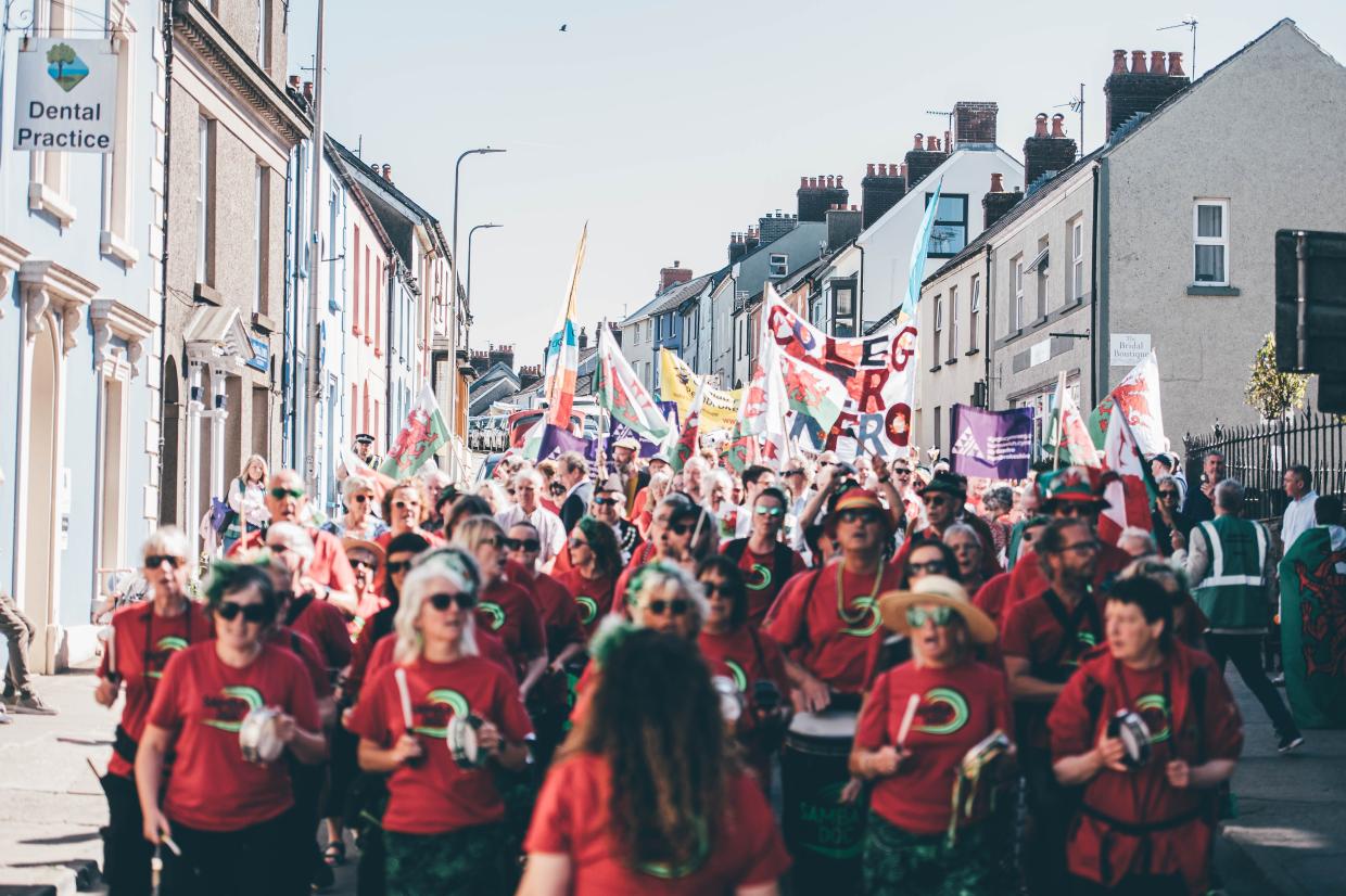 tyrfa fawr gyda baner yng Nghyhoeddi Eisteddfod 2026