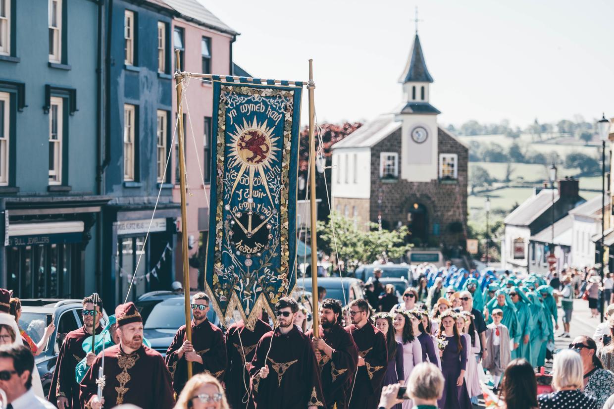 tyrfa fawr gyda baner yng Nghyhoeddi Eisteddfod 2026