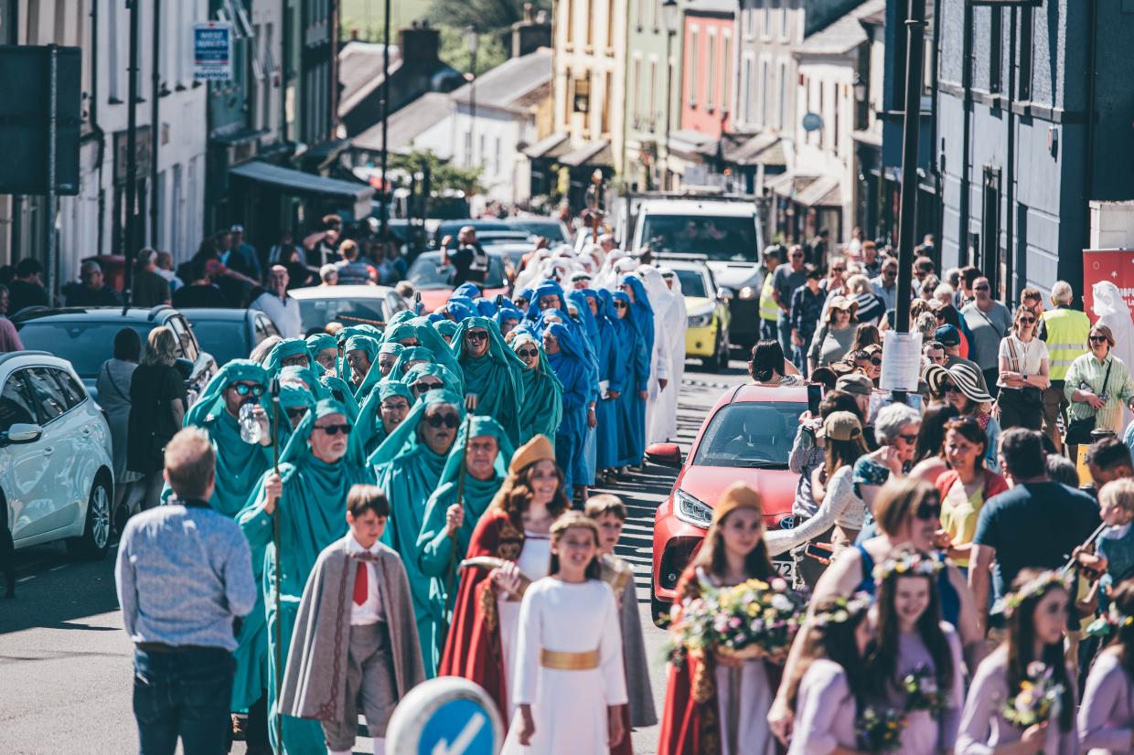 tyrfa fawr gyda baner yng Nghyhoeddi Eisteddfod 2026