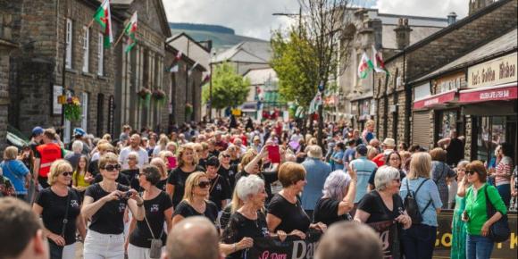 Gorymdaith y Cyhoeddi yn Aberdar, 2023 gyda thrigolion lleol yn gwylio'r Orsedd yn cerdded drwy'r dref