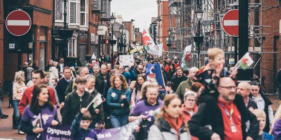 Yr Orsedd yn gorymdeithio drwy strydoedd Wrecsam yn ystod gwyl Gyhoeddi Eisteddfod 2025