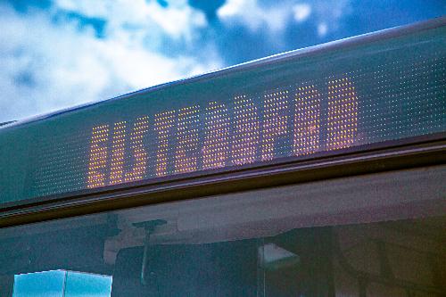 Arwydd Eisteddfod digidol ar flaen bws ar y Maes yn Eisteddfod 2023 | Digital Eisteddfod sign on the front of a bus on the Maes in 2023