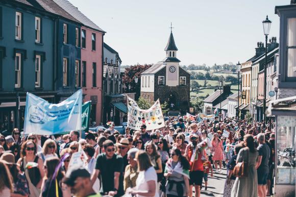 Tyrfa liwgar yn croesawu'r Eisteddfod i Arberth