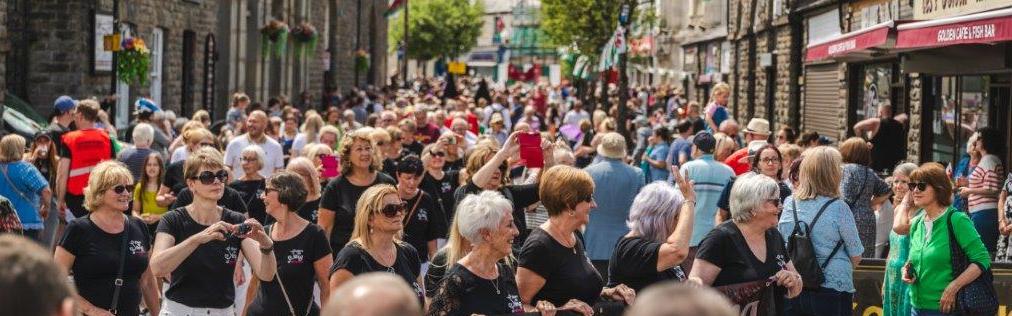 Gorymdaith y Cyhoeddi yn Aberdar, 2023 gyda thrigolion lleol yn gwylio'r Orsedd yn cerdded drwy'r dref