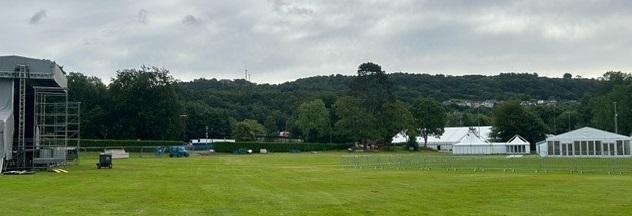 Maes yr Eisteddfod ym Mharc Ynysangharad, Pontypridd fis Gorffennaf wrth i strwythurau gael eu gosod