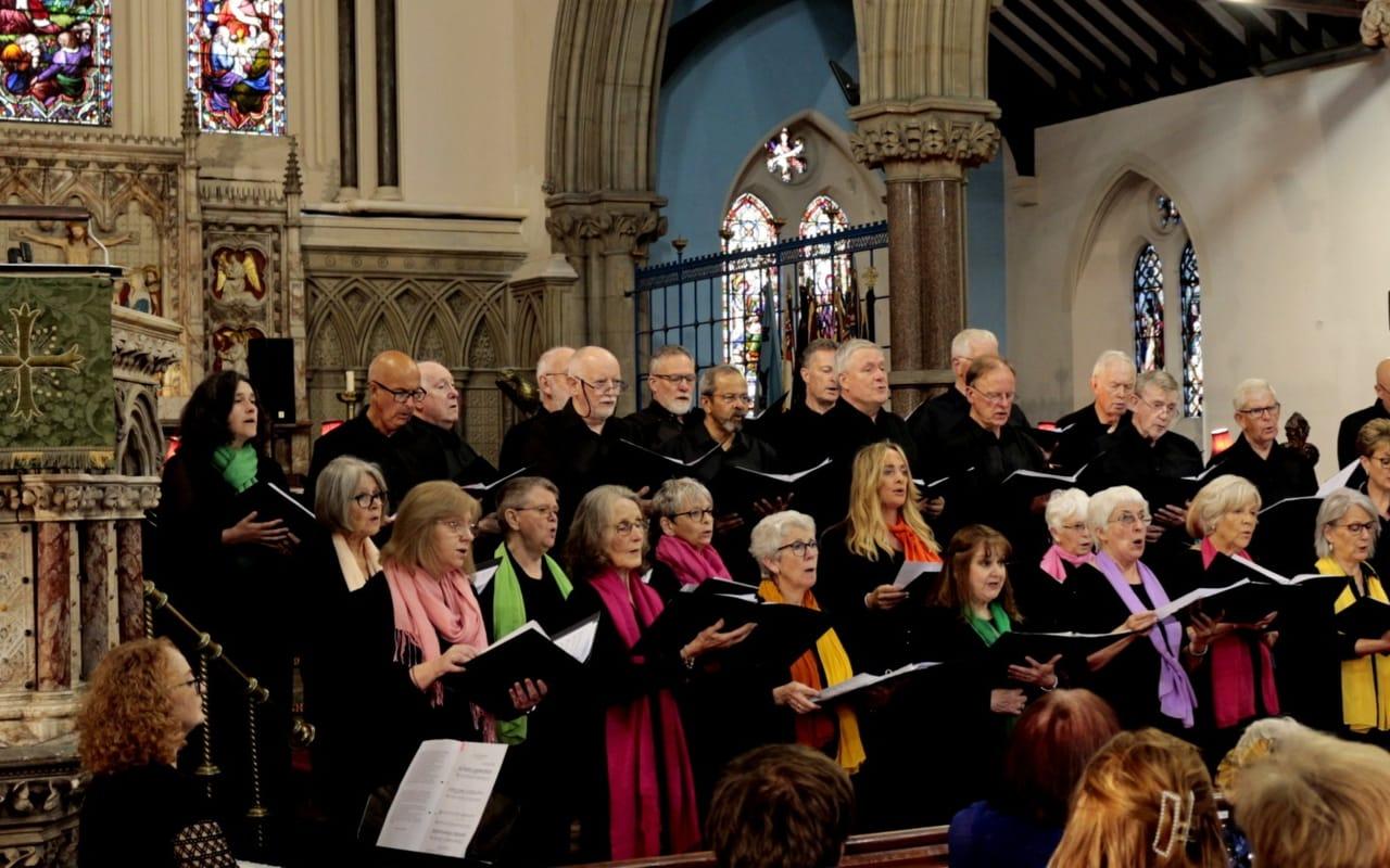 Cantorion Rhos yn Eglwys Santes Thomas, Rhyl.