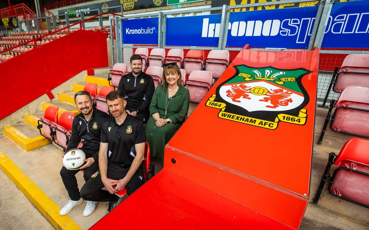 Steven Dale (Prif Hyfforddwr y Merched), Jamie Edwards (Pennaeth Cymunedol), Huw Birkhead (Tiwtor Dysgu Cymraeg) a Llinos Roberts (Pennaeth Cyfathrebu Corfforaethol a'r Gymraeg, Coleg Cambria).